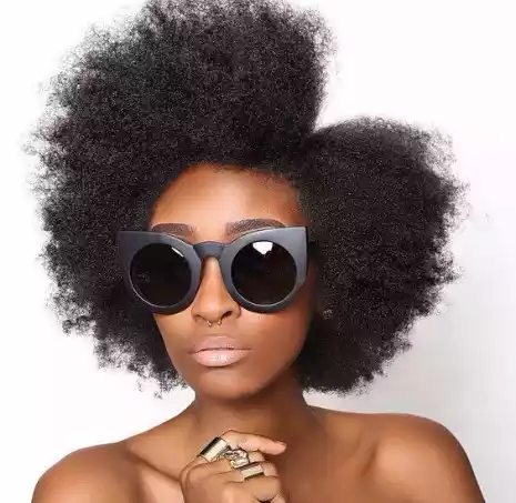 Define your afro with a deep side part! Soft, chic, and modern. 💁🏾‍♀️✨