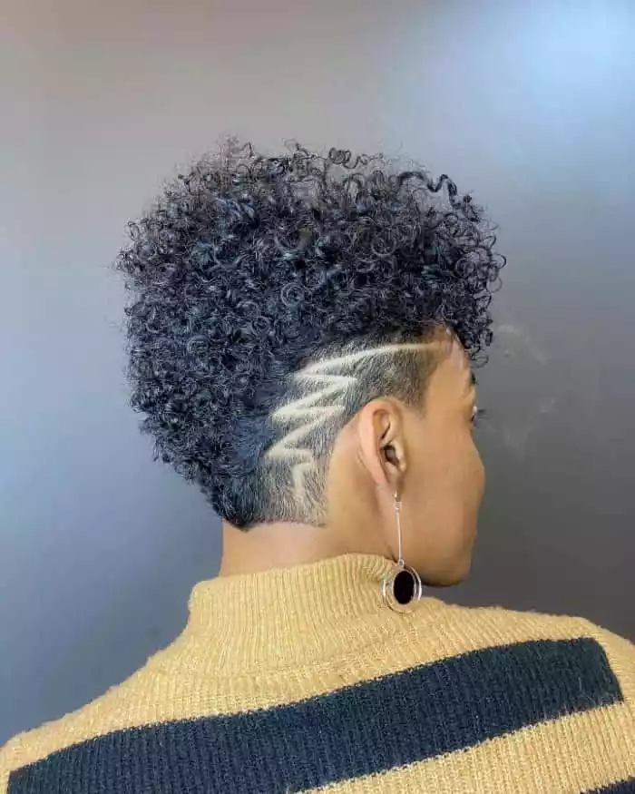 Short afro, big style! Upswept top, trimmed sides, with a unique design. 🔥 [@well.goncalves]