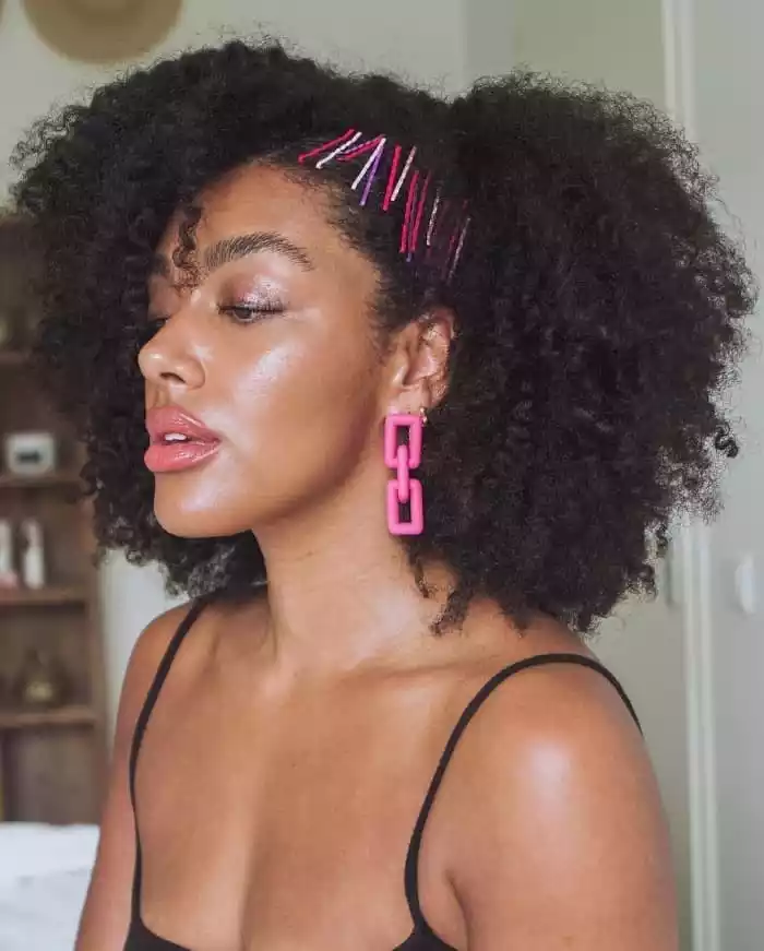 Transform curls with colorful pins! Chic afro upgrade. 💁🏾‍♀️🌟 [@ukhairbeauties]